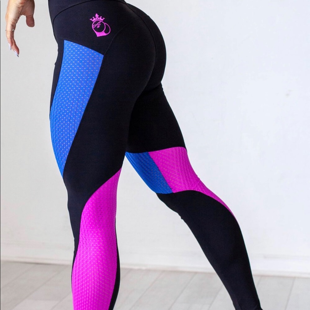 Booty queen apparel workout leggings.